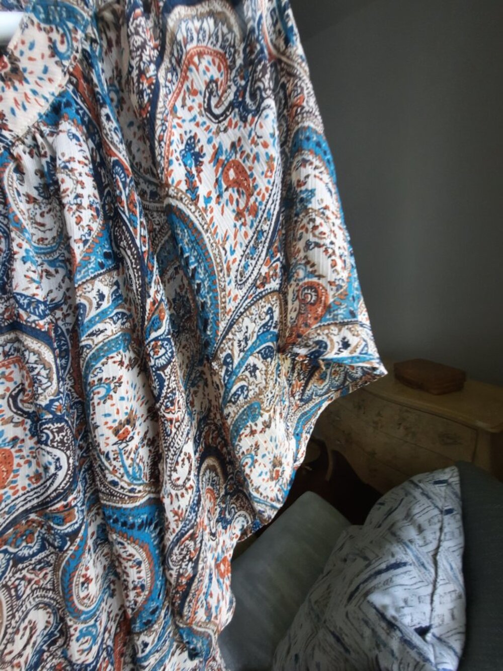 Sheer paisley blouse, w. flutter sleeves and elasticized waist, Denver Hayes - Picture 3 of 6